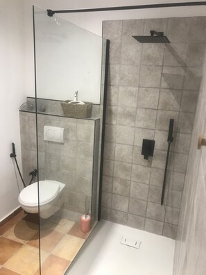 Hair dryer, bidet, towels, toilet paper - Appartement 32m2 Tout Confort en Balagne (Santa-Reparata-Di-Balagna)