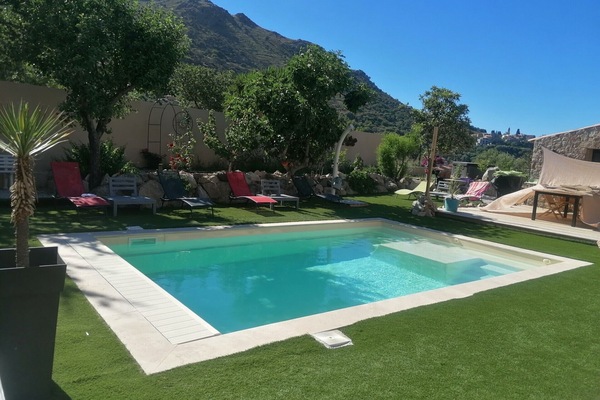 Een buitenzwembad, een verwarmd zwembad