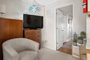 TV - Oceanside Condo ~ Steps to the beach on 80th St (Ocean City)