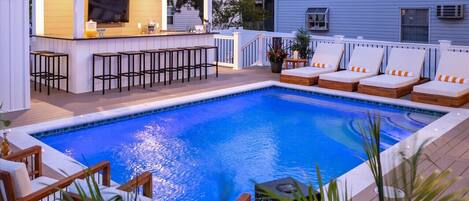 حمّام سباحة مُدفَّأ