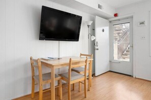 Dining - Steps to the Beach :  Sea Loft 103: (Ocean City)