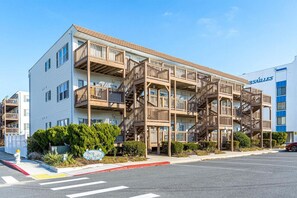 Exterior - Steps to the Beach :  Sea Loft 103: (Ocean City)