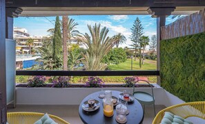 Outdoor dining - Newly renovated studio in Golden Mile w/ Pool (Marbella)