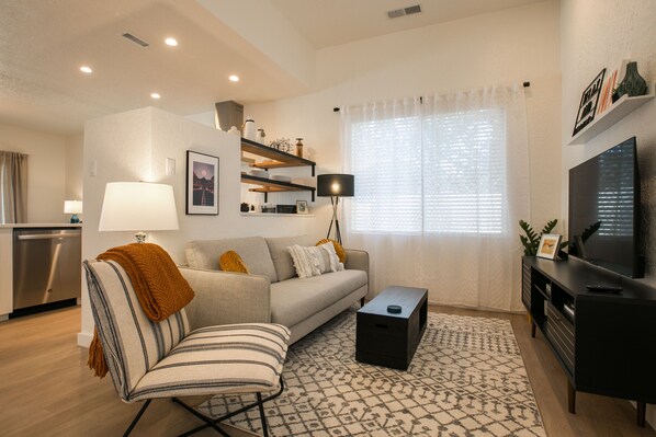 Smart TV, books, music library, stereo - MOON HAVEN: Stylish 2-Bedroom Retreat with Patio (Albuquerque)