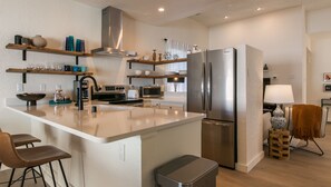 Fridge, microwave, oven, stovetop - MOON HAVEN: Stylish 2-Bedroom Retreat with Patio (Albuquerque)