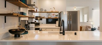 MOON HAVEN: Stylish 2-Bedroom Retreat with Patio