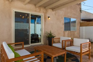Terrace/patio - MOON HAVEN: Stylish 2-Bedroom Retreat with Patio (Albuquerque)