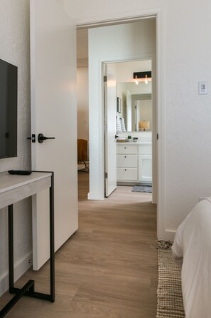 2 bedrooms, in-room safe, desk, iron/ironing board - MOON HAVEN: Stylish 2-Bedroom Retreat with Patio (Albuquerque)