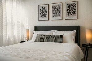 2 bedrooms, in-room safe, desk, iron/ironing board - MOON HAVEN: Stylish 2-Bedroom Retreat with Patio (Albuquerque)