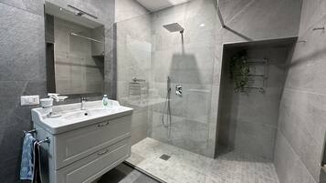 Dusche, Haartrockner, Bidet, Handtücher