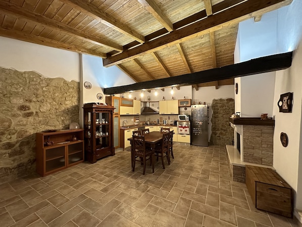 Kylskåp, mikrovågsugn, ugn och spishäll