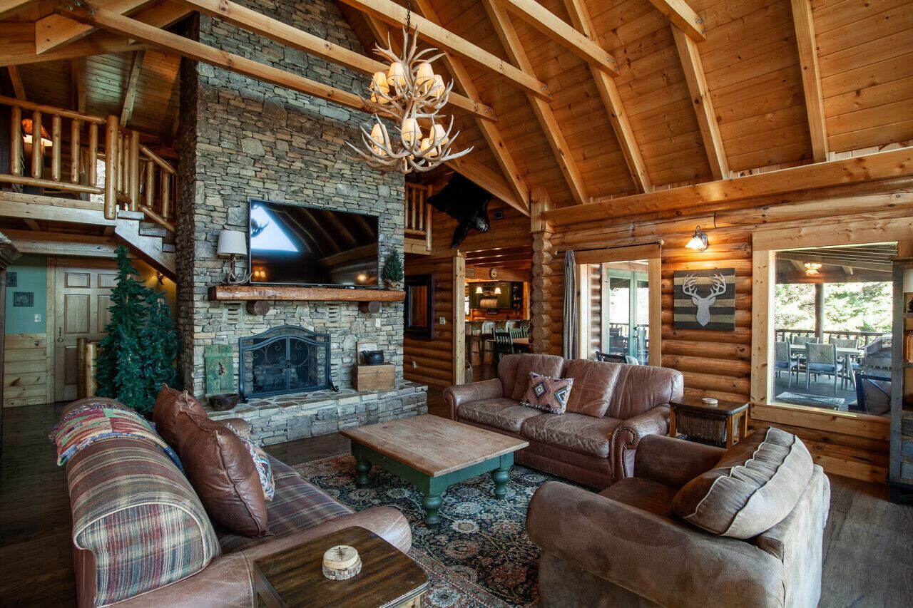 Smart TV, chimenea, futbolito y libros 