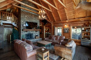 Een smart-tv, een open haard, tafelvoetbal en boeken