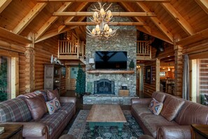 Smart-tv, eldstad, bordsfotboll och böcker