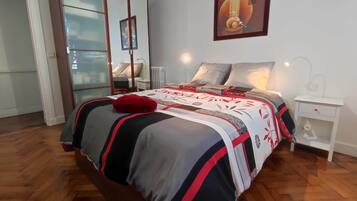 3 Schlafzimmer, Schreibtisch, Bügeleisen/Bügelbrett, Reisekinderbett