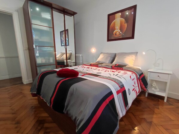 3 bedrooms, desk, iron/ironing board, travel crib