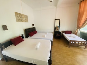 Phòng dành cho gia đình, quang cảnh sông | Trang trí khác biệt, trang bị nội thất với thiết kế riêng biệt, bàn 