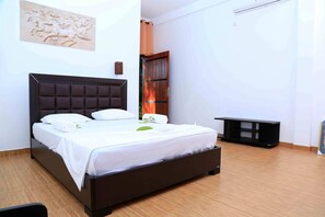 Individually decorated, individually furnished, desk, soundproofing - River Edge Yala (Thissamaharama)
