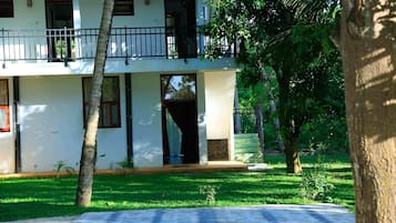 Vista frontal de la propiedad