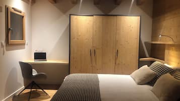 5 bedrooms, desk, iron/ironing board, travel crib