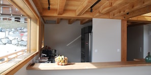 Fridge, microwave, oven, stovetop - Montgenèvre 05100 Loue Chalet 12 Couchages - 5 Chambres 5 SdB - Sauna Salle Jeux (Montgenèvre)
