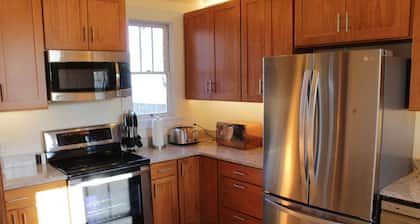 Great Harbor Views, Walk to Victoria Ferry and downtown, Two Bedroom Apartment!