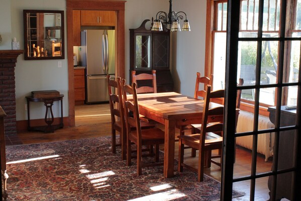 Dining - Great Harbor Views, Walk to Victoria Ferry and downtown, Two Bedroom Apartment! (Port Angeles)