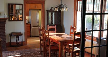 Great Harbor Views, Walk to Victoria Ferry and downtown, Two Bedroom Apartment!