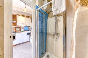 Shower - Sunset view, infinity pool, little stone house (Torre Vado)
