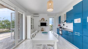 Réfrigérateur, four, lave-vaisselle, cafetiÚre/bouilloire