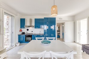Fridge, oven, dishwasher, coffee/tea maker - Modern stone villa with pool and sea view (Pescoluse)