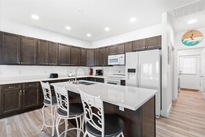 Fridge, microwave, oven, stovetop - Lily Pad 2 - Brand New and Dog Friendly! (Chincoteague Island)