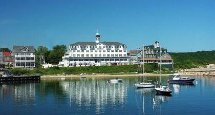 2-bedroom oceanfront hotel suite, large deck, AC, pet friendly