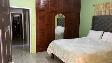 2 slaapkamers, een bureau, een strijkplank/strijkijzer, reisbedje