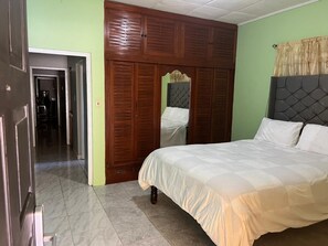 2 soverom, skrivebord, strykejern/-brett og reiseseng for barn