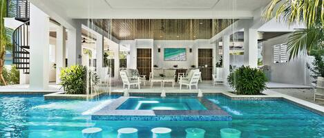 حمّام سباحة مُدفَّأ