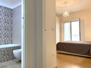 2 habitaciones, escritorio, tabla de planchar con plancha y wifi gratis 