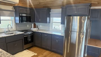 Jääkaappi, mikroaaltouuni, uuni, liesi