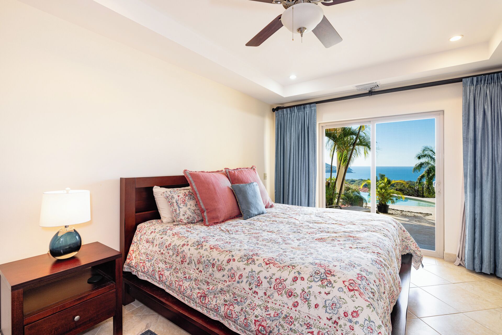 3 slaapkamers, een strijkplank/strijkijzer, gratis wifi, beddengoed