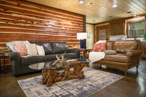 Smart TV, fireplace, video games - 5 BR Cabin ON THE RIVER with PRIVATE ISLAND access, kayaks included! (Smithville)