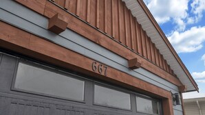 Exterior detail - Bright and Cozy suite, great for work stays or vacations heart of Campbell River (Campbell River)