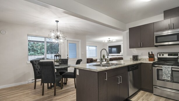 Private kitchen - Bright and Cozy suite, great for work stays or vacations heart of Campbell River (Campbell River)