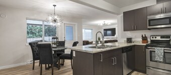 Bright and Cozy suite, great for work stays or vacations heart of Campbell River