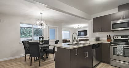 Bright and Cozy suite, great for work stays or vacations heart of Campbell River