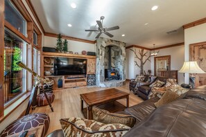 Smart TV, fireplace, DVD player, stereo