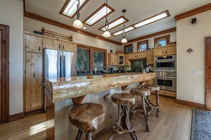 Microwave, oven, stovetop, dishwasher - Shaver Dream View & SPA (Shaver Lake)