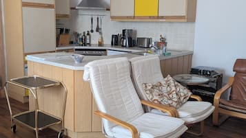 Fridge, oven, stovetop, dishwasher