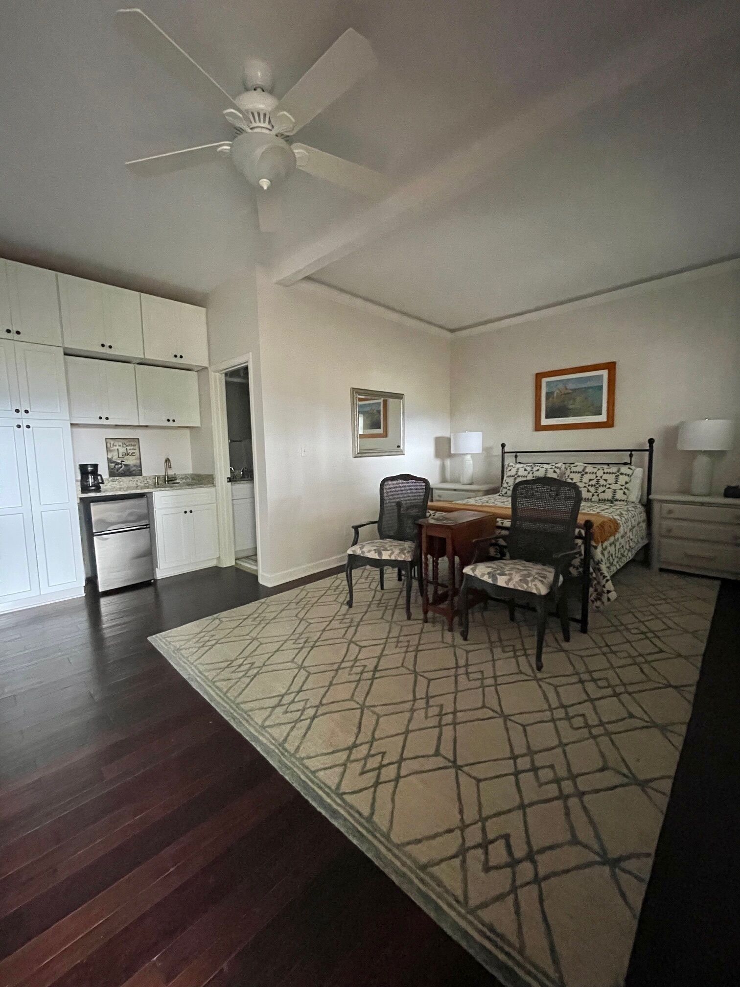 3 habitaciones, tabla de planchar con plancha, wifi y ropa de cama 