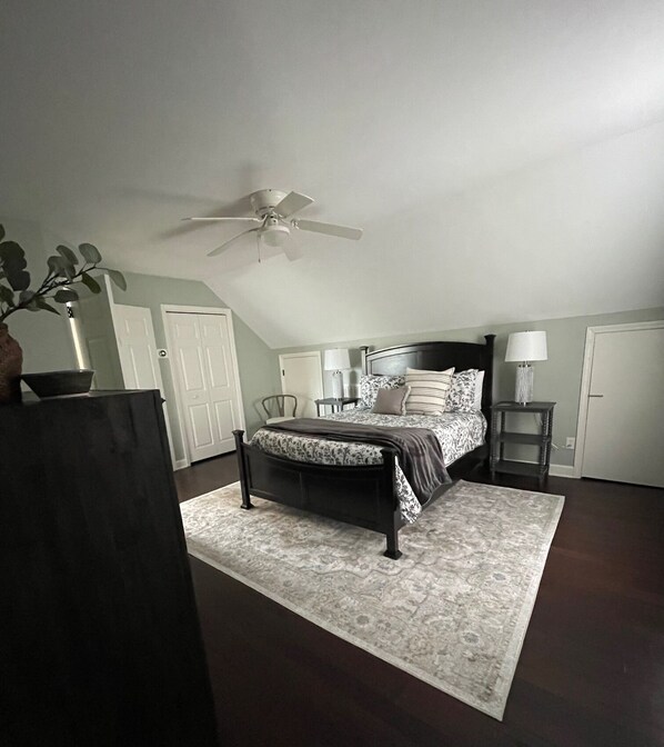 3 habitaciones, tabla de planchar con plancha, wifi y ropa de cama 