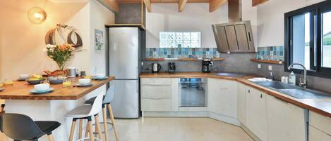 ثلاجة، ميكروويف، فرن، غسالة أطباق